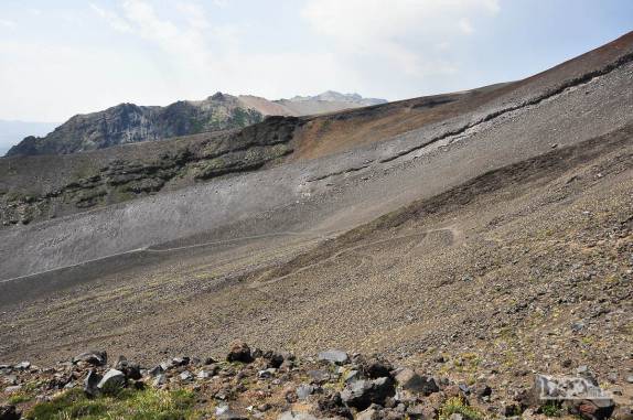 A trilha vai vencendo as encostas do vulcão Lanín, na região de Junín de Los Andes, na Argentina
